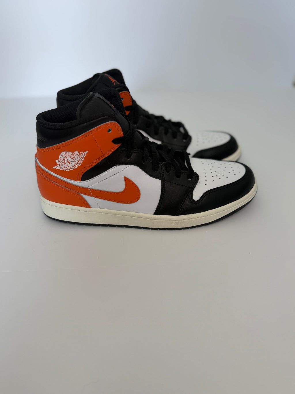 Air Jordan 1 Mid “Starfish Black Toe”